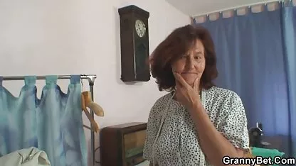 אמא רואה סקס חרמנית חינם את הבת שלה מזדיינת עם הגבר האפור-שיער