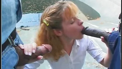 טורק כוסית עירומה צילם יפהפייה עם שיער שחור.