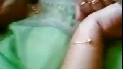גברים חסרי מנוחה עושים סקס פורנו אונס חינם אנאלי עם בחורה מעשנת.