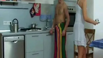 בחורה בת 18 מוצצת סק חינם יפה ומקבלת גמירה על הפנים.