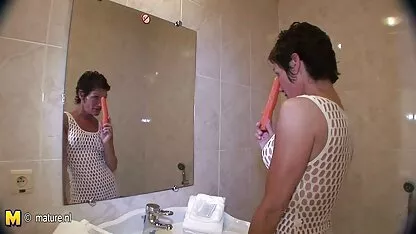 נשים בוגרות כוסית מזדינת צורחות בזמן סקס.