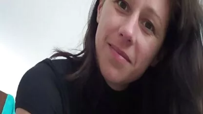 בעל מבוגר צופה באישה מזדיינת עם דוט יאנג. xnxx שידור חי