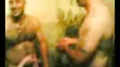 הברונטית סרטי סקס חינם גייז הבלונדינית החמודה במחזה 