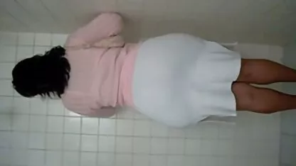 גבר בוגר סכס חינם מזיין זונה צעירה בתחת שחור.