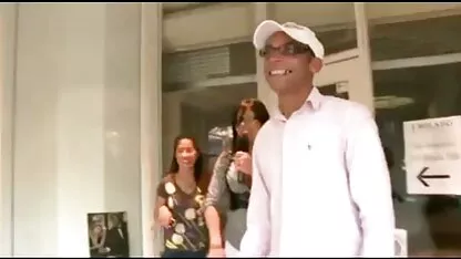 ויקטוריה הזדיינה ברחוב כדי בחורות בלונדיניות ערומות להרוויח כסף.