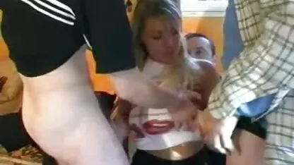 האדם נועד לקבל מציצה על שולחן בחורות בלונדיניות ערומות הביליארד.