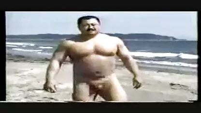 בחורה מנופפת מציצה סרטון בסטרפון גדול ומתקשרת לעשות אהבה באוסף פורנו