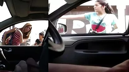 מירה מתפשטת על אישה עם ציצים גדולים החוף ושוחה עירומה בים