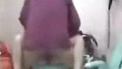 זונה עם פורנוחינם רגליים שעירות ואוננות בנרתיק