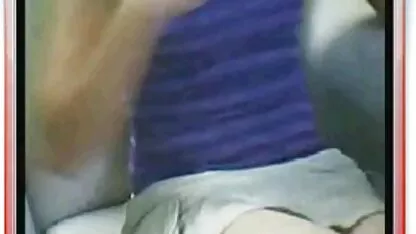 שתי בלונדינית בעירום בחורות מוצצות בחור מתחת לשולחן בזמן שהבחורות מצולמות