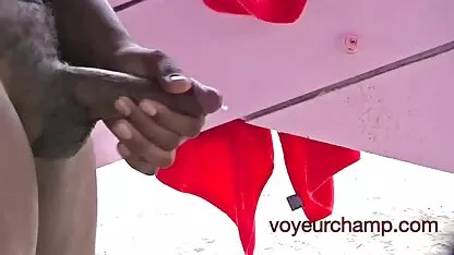 נערה רוסיה בת 18, מתענגת בצעצועי מין ליד האגם. מזיין שמנה
