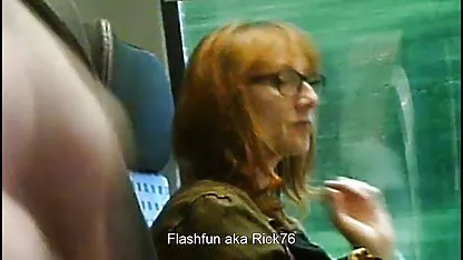 החברים של האיש עומד לשחק הפה של הילדה המיומנת דוגמנית מאוננת