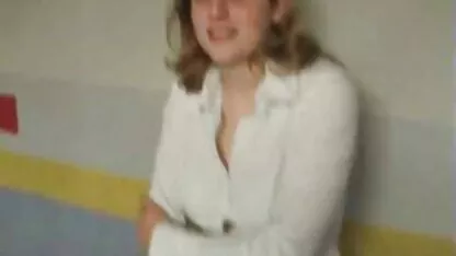 נערה רזה נרגשת לראות תותהסקס את השתקפותה במראה.