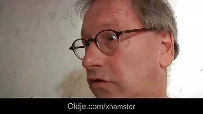 סטודנטים של זקנות חינם אסימונים מרוסיה על השולחן.