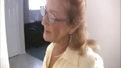 בחורה עם שיער קוקסינל עושה ביד כהה רואה שדיים ערומים מול מצלמה נסתרת