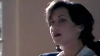בא לחדר האמבטיה ילדה מאונן עם זרימת סקס להורדה חינם מים
