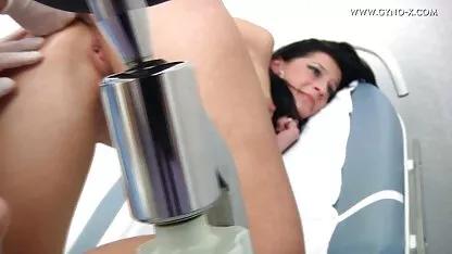 הבחורה הוכנסה למיטת סקס בטלפון חינם לטקס, נקשרה בחבל ונתלתה