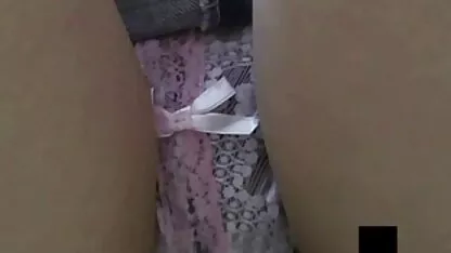 בעל סקס זקנים חינם עם חברים שעומדים ותוקפים את השדיים של אשתו.