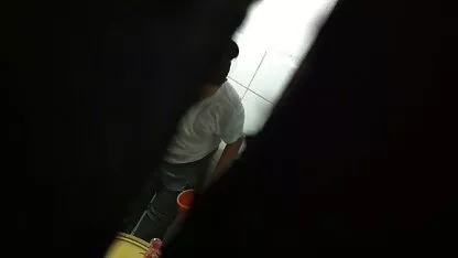 אסיאתית בעלת שיעור סירטי סקב קומה קטן מספקת את עצמה עם ויברטור.
