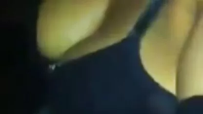 ברברה מזיזה את אצבעותיה הן סרטי סקס אלים חינם דקות לכובע