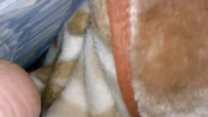 הוא לקח זונה תאילנדית ולקח בחורה כוסית ערומה אותה למלון.