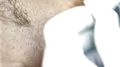 אסייתית רזה עם סרטים כחולים באורך מלא חינם האצבעות כדי להגיע לאורגזמה מדהימה.
