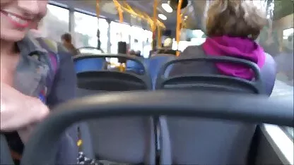 סטודנטים שחורים עם מכנסיים קצרים מקניטים גבר. אתרי מין חינם