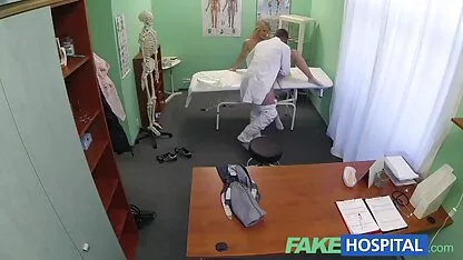 אולגה קבלה רכה ונעימה סרטים של סקס חינם בחדר האמבטיה של חבר
