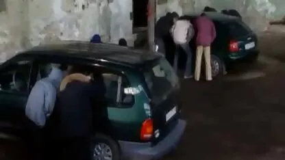 חתיכה לוהטת בביקיני מדגמנת סקס חינם אמא ובן בגינה