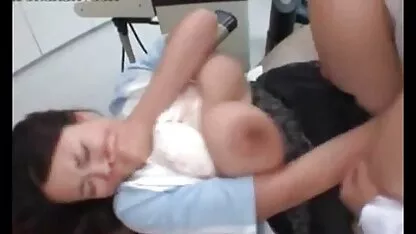 הבחורה נפלה לידיים של מטורף מזיין בלונדינית אכזרי ביער וזיינה בתחת