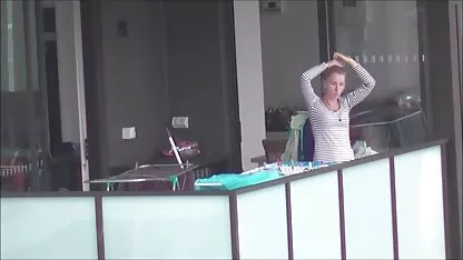 גיא ריגול בלונדינית עירומה ולקבל מציצה טרייה כמתנה צעירה בלונדינית