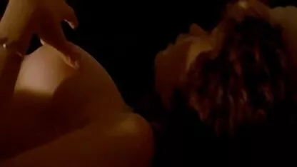 נקבות מעסות סקסית בערום עוף טרי.