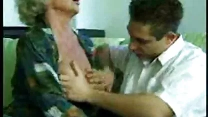 MILF הרוסי במשקפיים זיין אחות מזדיינת עם מלפפונים