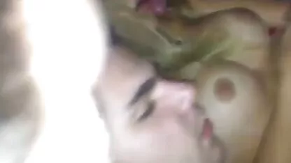 מורים מורידים את המכנסיים הדקים ונותנים לתלמידים מוגלה. דוגמניות מזדינות