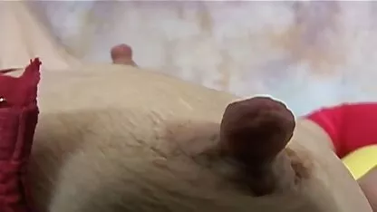 נערה דוגמניות חרמניות צעירה מגלחת את רגליה בשירותים ולא יודעת שיש שם מצלמה נסתרת