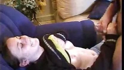 חבורה של בחורים שנותנים לשתי פיטמות סקס חיות חינם למצוץ.