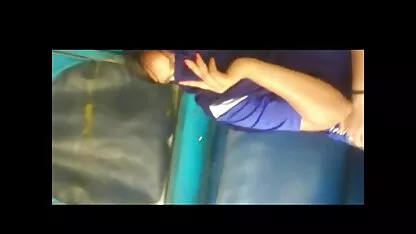 אישה בהריון לובשת תחפושת שחקניות הפורנו הכי יפות אחות וליטף את עצמו