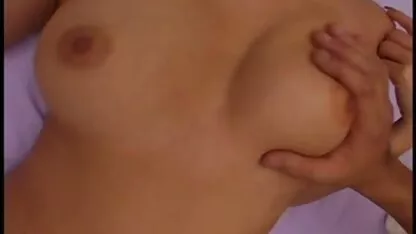 בחורה רזה, צעירה, תפתחי בגדים, ועם צאט מצלמות חינם פוזה מאובטחת למצלמה.