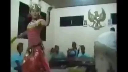גבר מזיין שוורים ולירות מקרוב המצלמה מציצת חזה