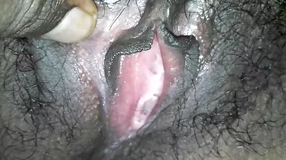 הבחורה לא ראתה את אורגיות חינם המצלמה הקטנה הנסתרת בחנות ההלבשה.