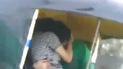 בלונדינית שופעת צעירה בלונדינית נכנעת לטנדר במונית