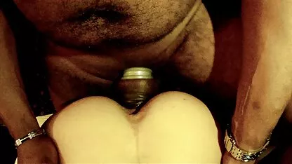 גבר במעיל שחור שותל סרטים של סקס חינם בחורה במצלמת אינטרנט