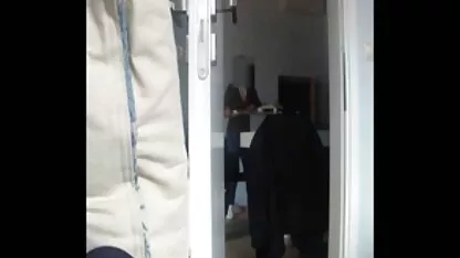 בלונדינית מורידה את גרבי הרשת סרטי סקס ארוכים חינם שלה ומאוננת על השולחן
