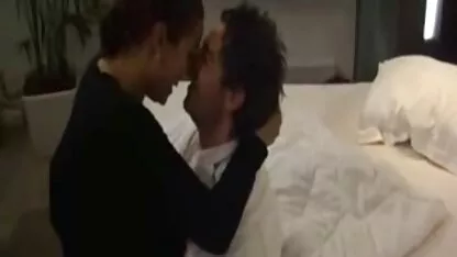 חברה תלויה הפוכה סרטי סקס חינם לצפיה ושורפת את הנרתיק.
