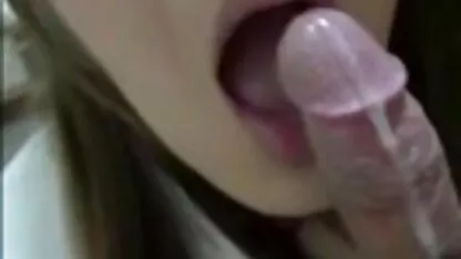 זונת לייטקס עושה לאדם פיסטינג ואוננות עם היד קטעי סקס חינם שלה.