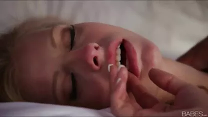 שחרחורת עם גרביונים שחורים סקס צעירות חינם כניעה לגבר רוסי