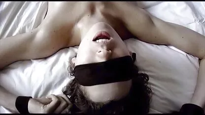האחות סקס ופורנו חינם לינה ליטפה מטופל עם לייטקס.