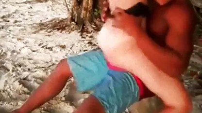 הבחורה שמתרגשת לקשור את הכוס סקס לצ שלה בצעצועים שחורים מול המצלמה.